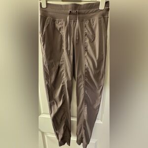 Lululemon joggers drawstring athletic women’s size 6